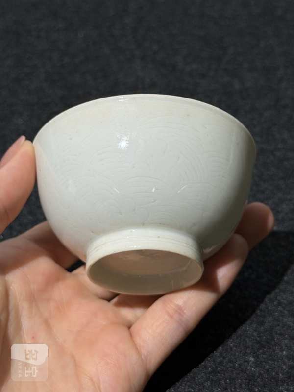 清早期 白釉暗刻海水江崖纹杯一对 - 图2